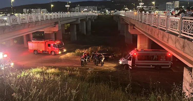 Sivas’ta otomobil köprüden uçtu! 2 yaralı