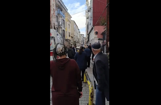 son-dakika-fatihte-sokak-ortasinda-ev-sahibi-vahseti-kiracisini-acimasizca-katletti-goruntuler-korkunc-1765351365725.gif (982×640)