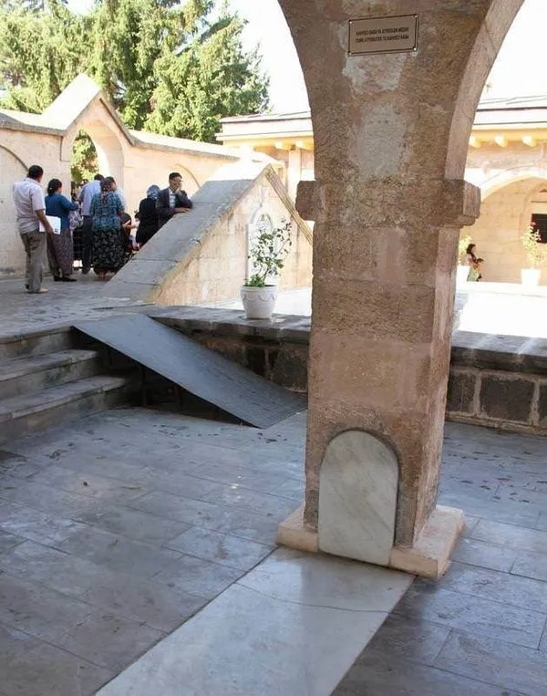 Ayaklar altındaki mezarın sırrı