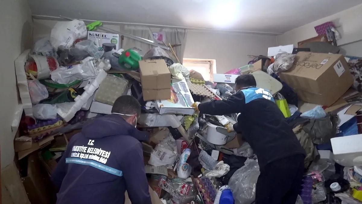 Erzurum’da akılalmaz görüntüler: O evden çıkanlar şoke etti! Tam tamına 25 ton…