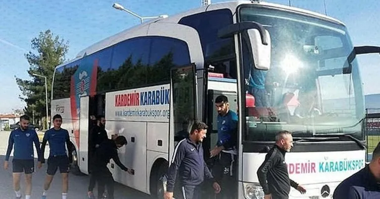 Karabükspor, yolda kalan rakibi Bandırmaspor maça gelebilsin diye kendi otobüsünü yolladı