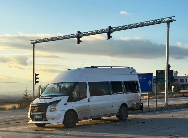 afyonkarahisarda-ogrenci-servisi-otomobille-carpisti-7si-ogrenci-9-yarali-var-1767075005380.jpg