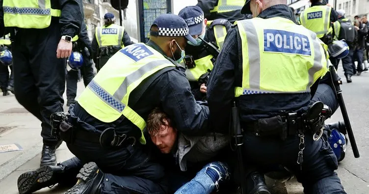 Londra’da Kovid-19 kısıtlamaları karşıtı gösteride 33 kişi gözaltına alındı