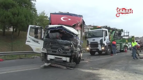 Esenyurt'ta bariyerlere çarpan sebze yüklü kamyon devrildi: 1 ölü, 1 yaralı | Video