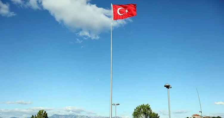 Yemişli’ye dev Türk bayrağı