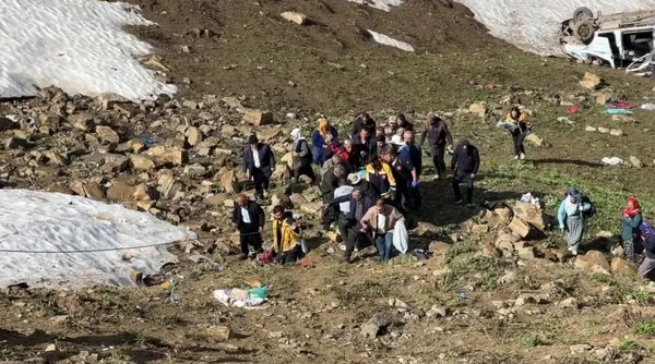 hakkaride-can-pazari-pancar-iscilerini-tasiyan-minibus-ucuruma-yuvarlandi-1-olu-7-yarali-1778919066538.jpg