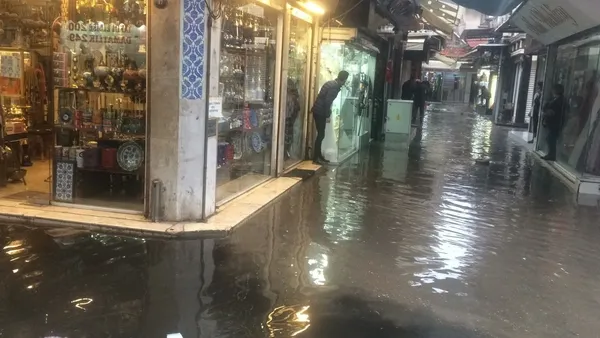 izmir-yagmura-teslim-izmirde-degisen-bir-sey-yok-1637743272848.jpg İzmir'de ev ve işyerlerini su bastı! Tunç Soyer 'Bir daha olmayacak' demişti...