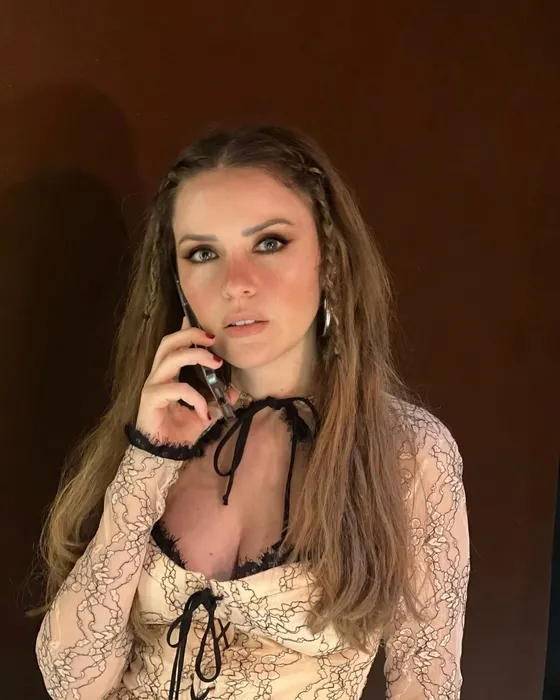 2025’in sürpriz aşklarıydı... Oyuncu Burcu Kirman eski sevgilisi Bülent Şakrak’a öyle bir gönderme yaptı ki! Geçinmeye gönlü olanın...