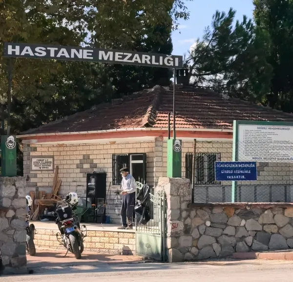 bursada-baltali-dehset-mezarlikta-gordugu-husumetlisine-saldirdi-1790256941205.jpg