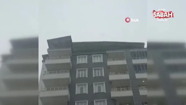 Şiddetli rüzgar bir binanın çatısını uçurdu | Video