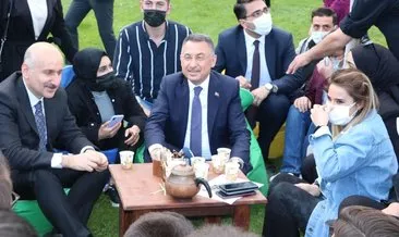 Cumhurbaşkanı Yardımcısı Oktay, gençlerle sohbet edip çay içti