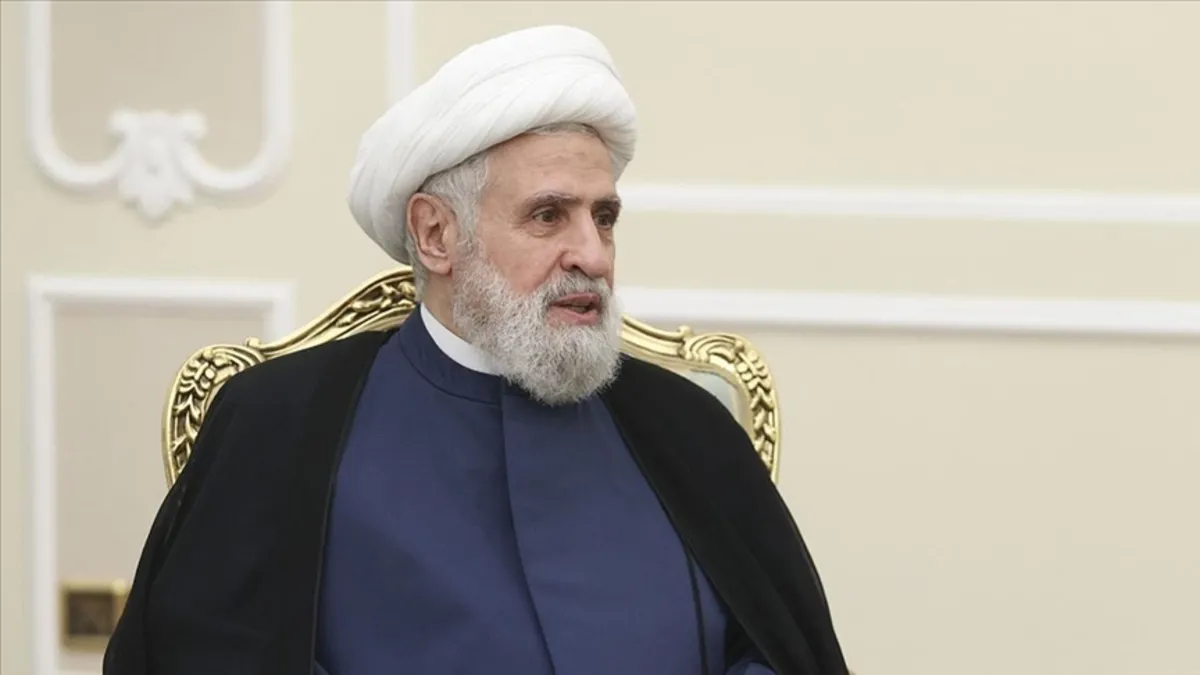 Hizbullah lideri Naim Kasım'ın konuşma yaptığı bir görsel.