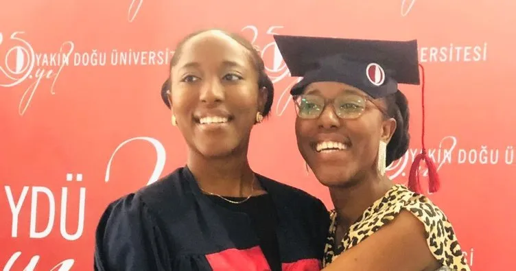Nijeryalı ikizler birincilikle mezun oldular