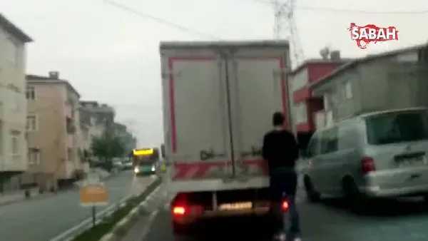 Sultanbeyli’de patenli gencin tehlikeli yolcuğu kamerada