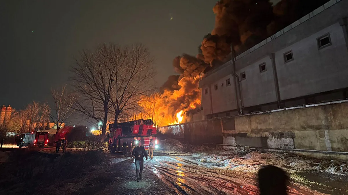 SON DAKİKA I Esenyurt’ta fabrika yangını: Çok sayıda itfaiye ekibi müdahale ediyor! SON DAKİKA I Esenyurt’ta fabrika yangını: Çok sayıda itfaiye ekibi müdahale ediyor!