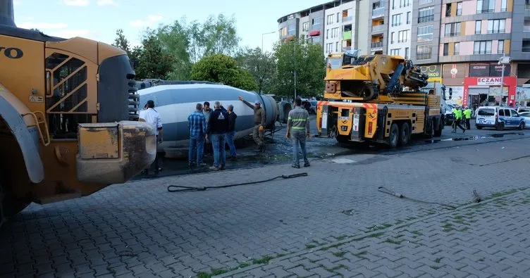 Bingöl’de beton mikseri hafif ticari aracın üzerine devrildi: 3 yaralı