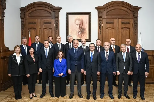 bankacilik-ve-turizm-zirvesinde-kritik-bulusma-yaz-sezonu-masaya-yatirildi-1778671546469.jpeg