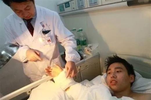 Çinli doktorlar kopan eli bacağa bağladı