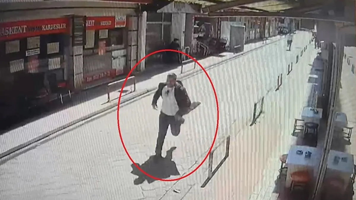 Daha önce ablasını kaçıran kuzenini çıkan tartışmada katletmişti: Baba ve oğul hakim karşısına çıktı! Daha önce ablasını kaçıran kuzenini çıkan tartışmada katletmişti: Baba ve oğul hakim karşısına çıktı!