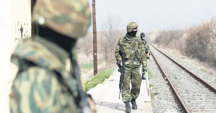 Bir elinde silah diğerinde sopa!