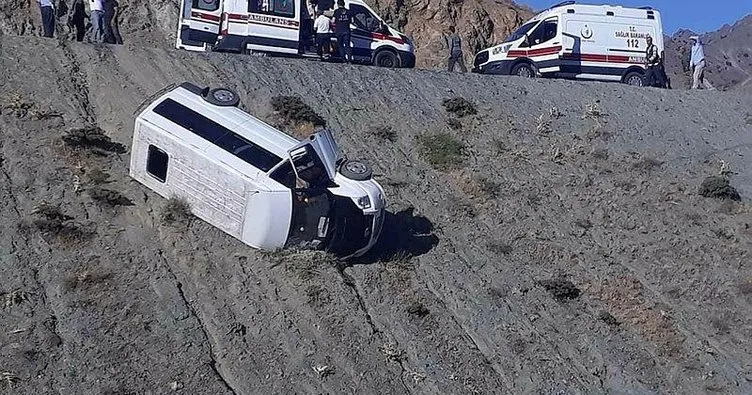Elazığ’da yolcu minibüsü devrildi: 4 yaralı