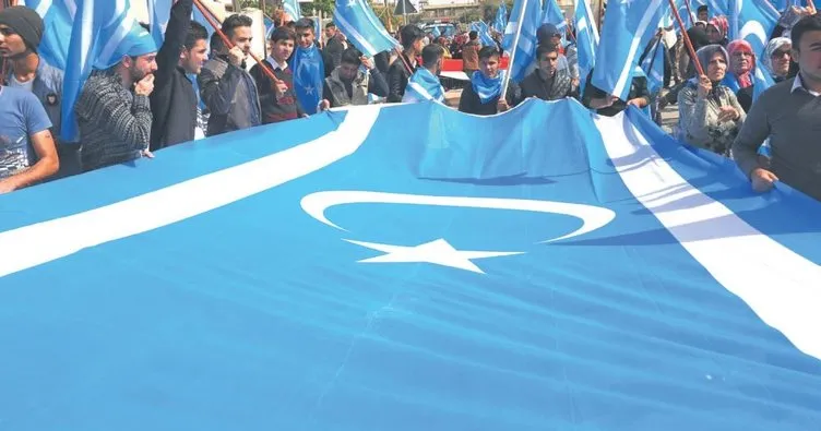 Türkmenler’den bayrak protestosu