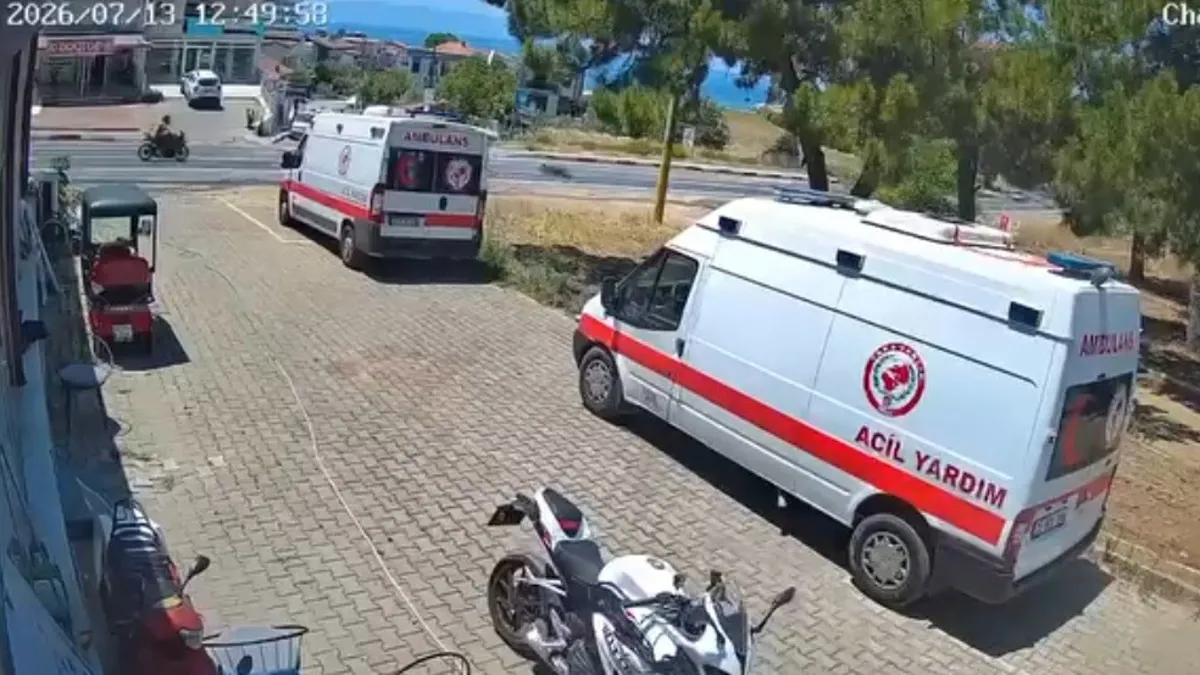 İzmir'de meydana gelen trafik kazasında bir motosikletin otomobil ile çarpıştığı anı gösteren güvenlik kamerası görüntüsü.