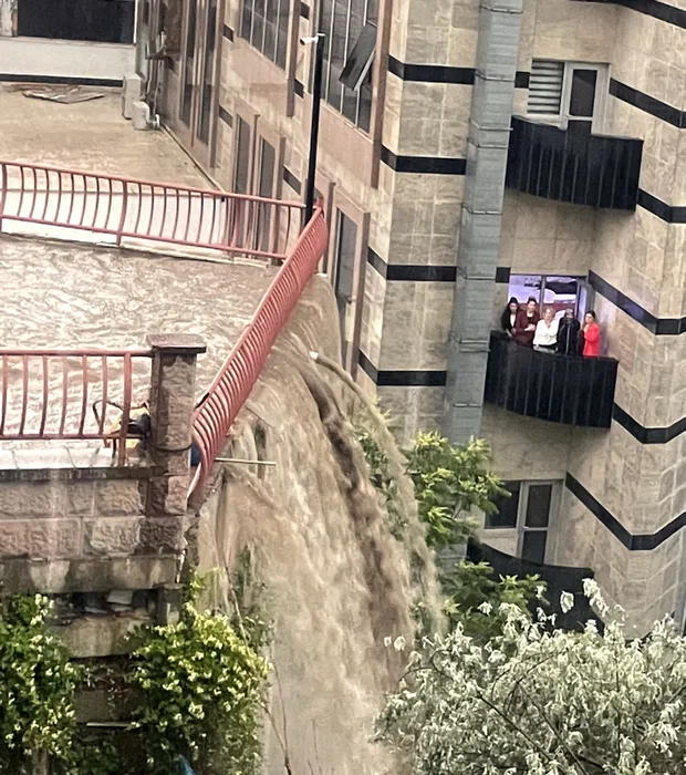 Son dakika | Ankara sular altında! Etkili sağanak yerini doluya bıraktı: Sokaklar dereye döndü, araçlar suya gömüldü
