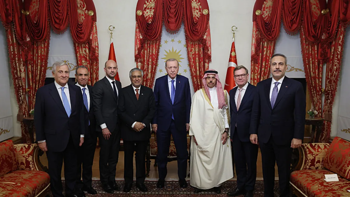 Türkiye'de kritik zirve! 8 ülkeden ortak açıklama: Diplomasi ve diyalog çağrısı
