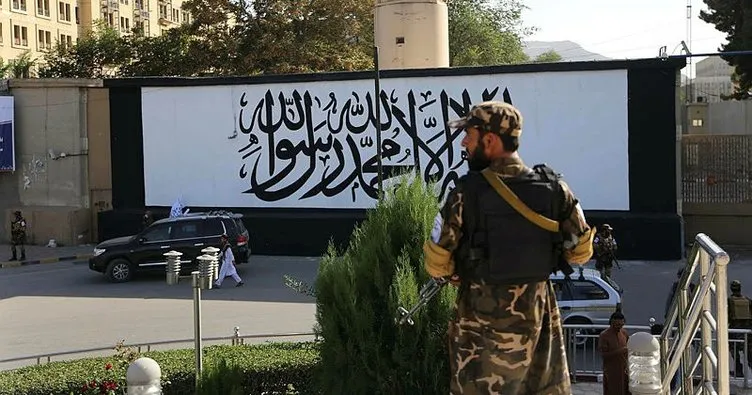 Dünyaya ’Taliban’ mesajı! Kabil’de terk edilen ABD büyükelçiliği duvarına bayraklarını çizdiler