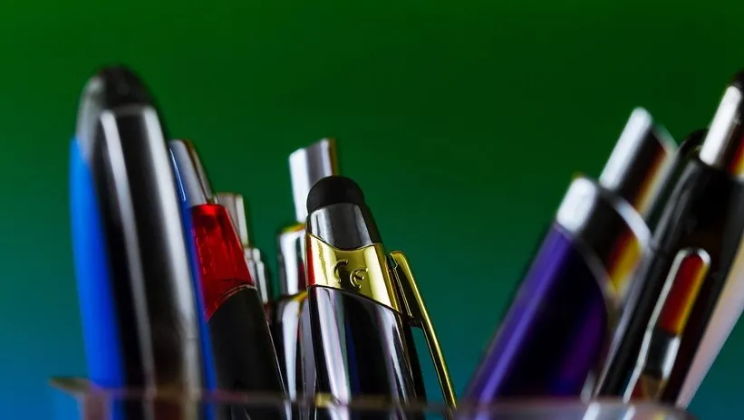 Kalem kapaklarının üstünde neden delik bulunuyor? Sebebini duyunca şok olacaksınız