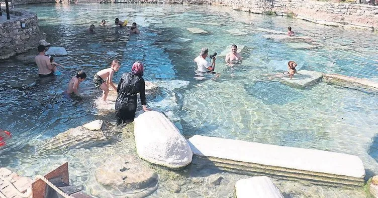Pamukkale’deki antik havuz ilgi görüyor