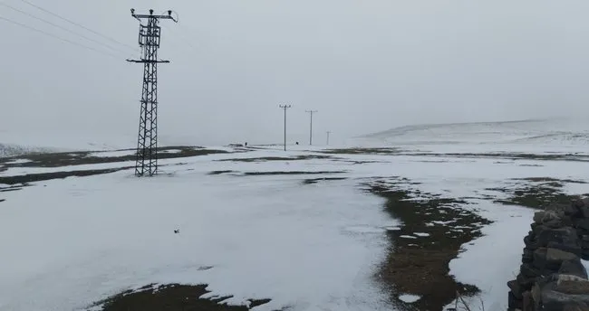 Nisan ayında karakış! Ağrı’da kar yağışı çoban ve küçükbaş sürüsünü zorladı