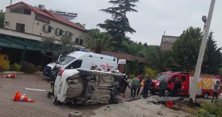 İzmir’de otomobil tarlaya devrildi
