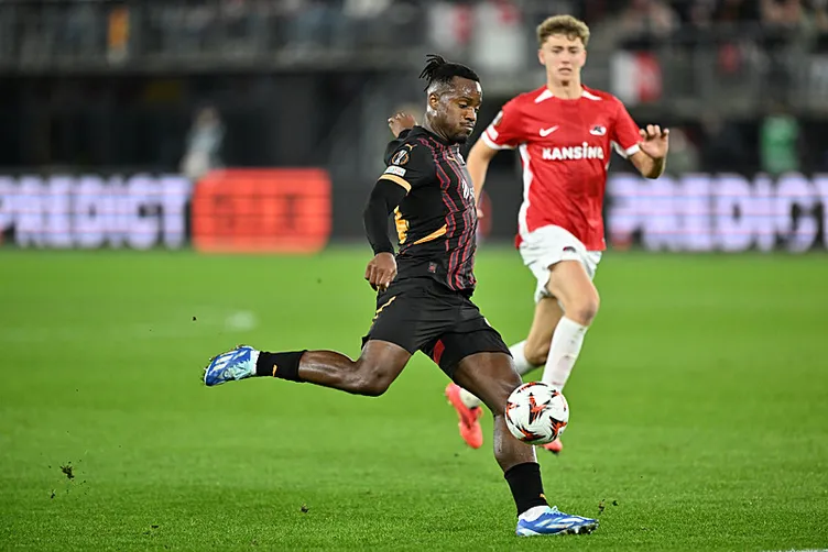 AZ ALKMAAR G.SARAY YAZAR YORUMLARI: AZ Alkmaar maçı sonrası Okan Buruk’a flaş eleştiri: Tam bir harakiriydi...