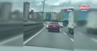 Kovaladığı sürücünün önünü kesip saldırmaya çalıştı | Video