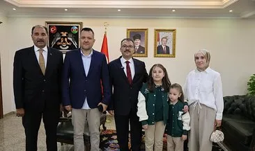 İstiklal Marşı okunurken yağmur altında saygı duruşuna geçen öğrenci ödüllendirildi #igdir