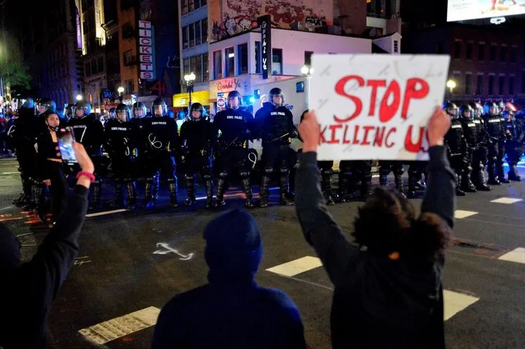 ABD'de öfke kaosa döndü| Washington'da sokağa çıkma yasağı ilan edildi! George Floyd'un öldürülmesinin ardından başlayan protestolarda son dakika gelişmeler...