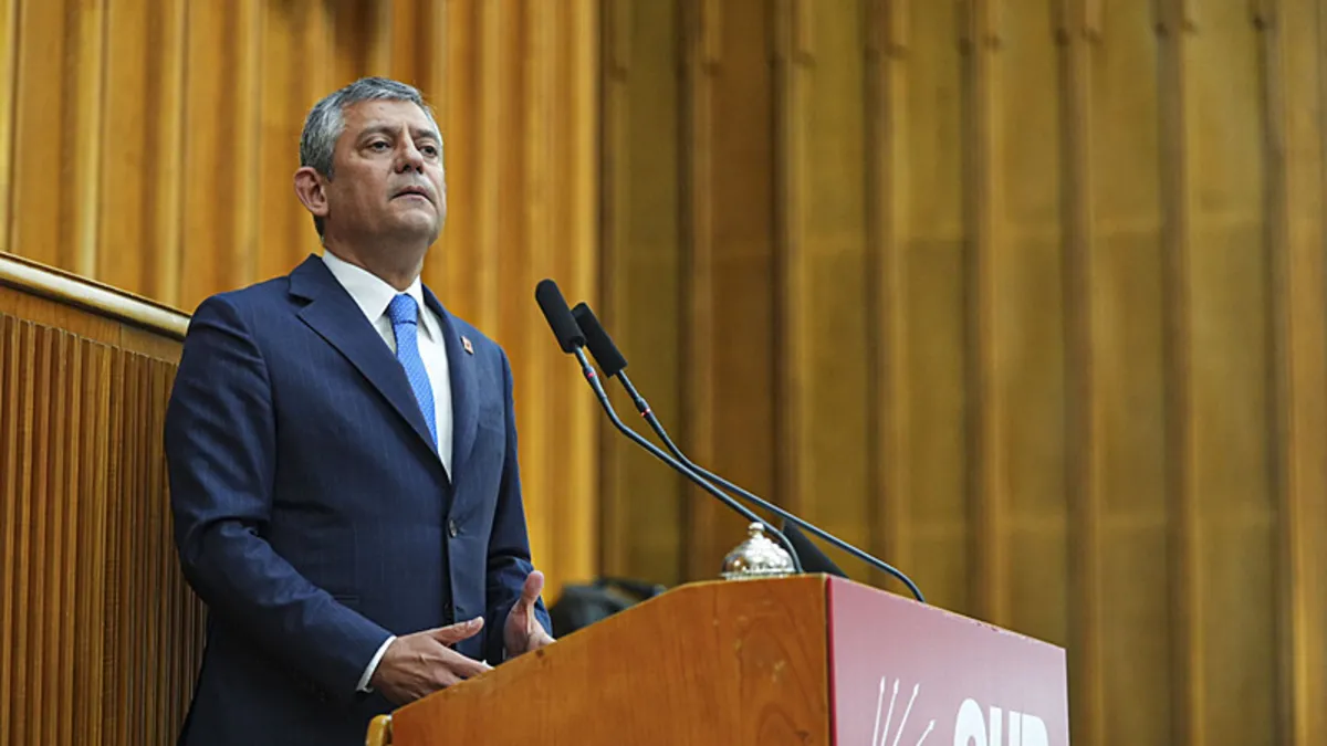 Özgür Özel mikrofon başında konuşma yaparken