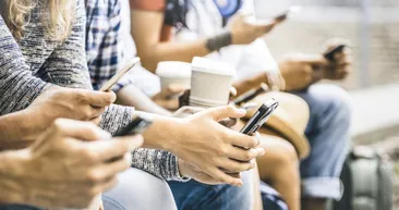 Saatlerce telefona bakmaktan dolayı az kalsın ölecekti!