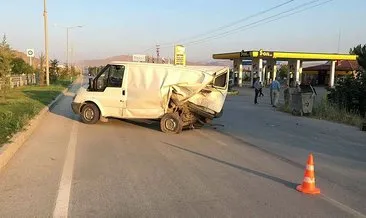 Otomobil, kamyonete çarptı: 1 ölü, 3 yaralı #kahramanmaras