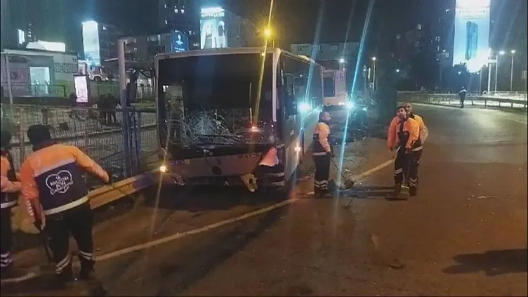 15 Temmuz Şehitler Köprüsü girişinde korkutan kaza: Kontrolden çıkan metrobüs 4 araca çarptı!