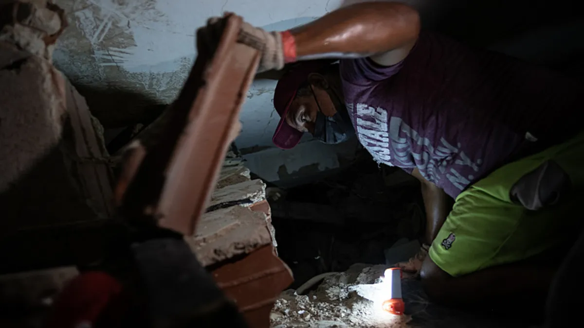 Venezuela'da deprem sonrası hasar gören binalar