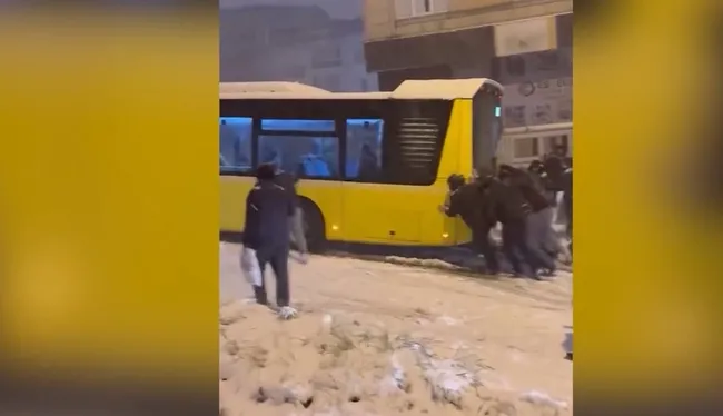 son-dakika-istanbulda-hayat-felc-trafik-yogunlugu-81e-cikti-iste-acik-guzergahlar-ve-son-durum-1768805227510.jpeg (1234×710)