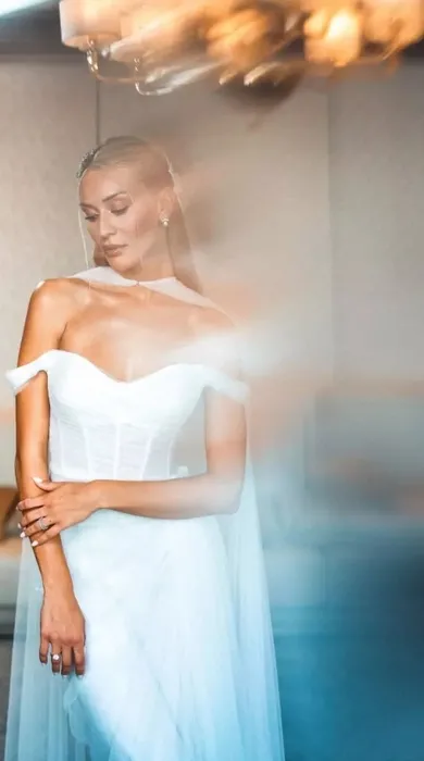 Acun Ilıcalı’nın eşi Ayça Çağla Altunkaya şıklığıyla göz kamaştırdı! Süper mini beyaz elbisesinin fiyatı…