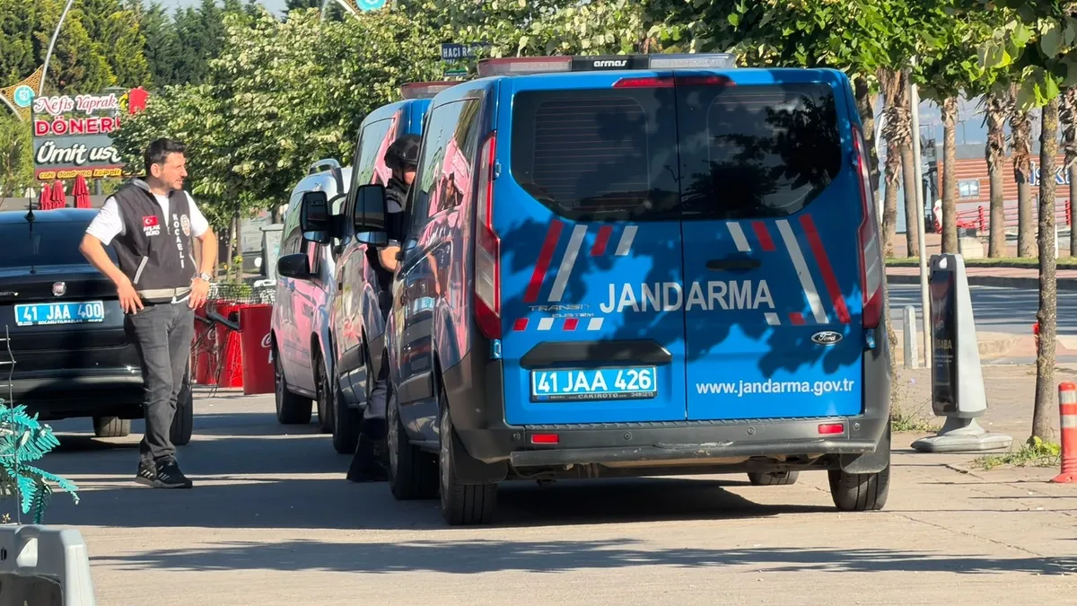 Kocaeli'de rüşvet ve tefecilik operasyonu kapsamında jandarma ekiplerinin çalışmaları.