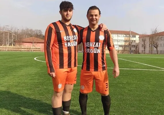 Baba oğul aynı takımda futbol oynuyor