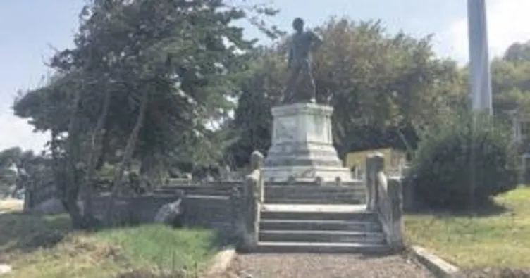 İlk Atatürk heykelinin paravanları kaldırıldı