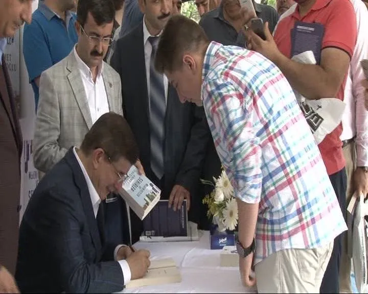 Ahmet Davutoğlu Beyazıt’ta kitabını imzaladı