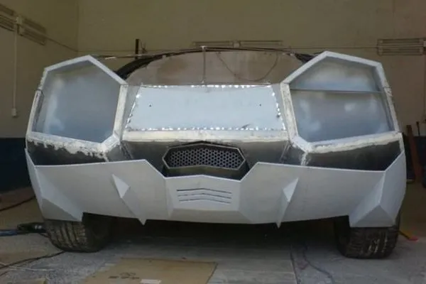 Hayallerindeki otomobili evinin garajında yaptı
